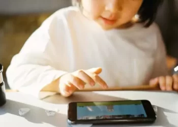 Uso de telemóveis gera problemas de socialização nas crianças