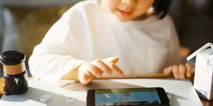 Uso de telemóveis gera problemas de socialização nas crianças