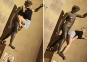 Na Itália turista causa indignação após subir em estátua de deus do vinho e simular sexo