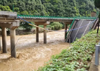 Queda de ponte durante chuva mata 11 pessoas e deixa outras 30 desaparecidas, na China