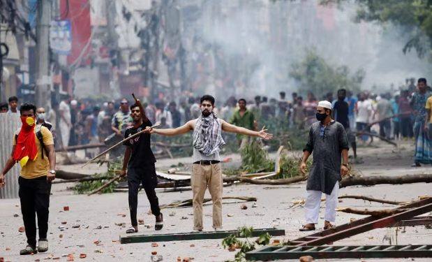 Bangladesh decreta toque de recolher e mobiliza militares por protestos que já deixaram 105 mortos