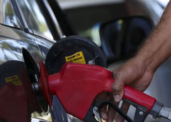 Petrobras reajusta em 7,12% preço da gasolina para distribuidoras