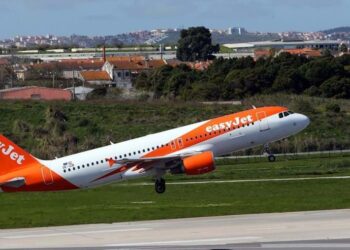 Última hora; Avião da easyJet com destino a Londres aterra de emergência no aeroporto de Faro devido a avaria no motor