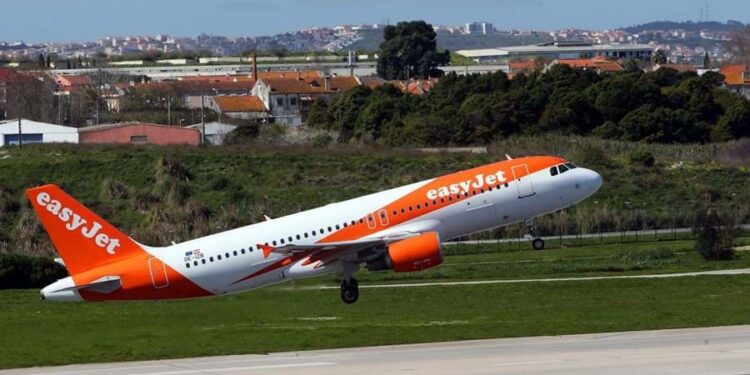 Última hora; Avião da easyJet com destino a Londres aterra de emergência no aeroporto de Faro devido a avaria no motor