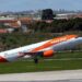 Última hora; Avião da easyJet com destino a Londres aterra de emergência no aeroporto de Faro devido a avaria no motor