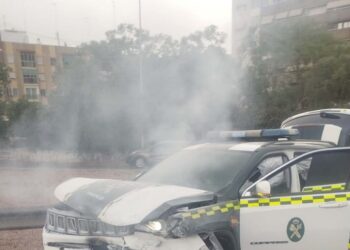 Na Espanha homem mata namorada tenta fugir do local e bate em carro de polícia