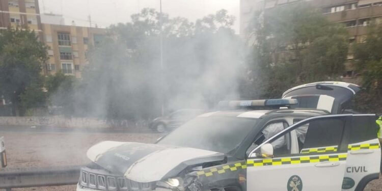 Na Espanha homem mata namorada tenta fugir do local e bate em carro de polícia