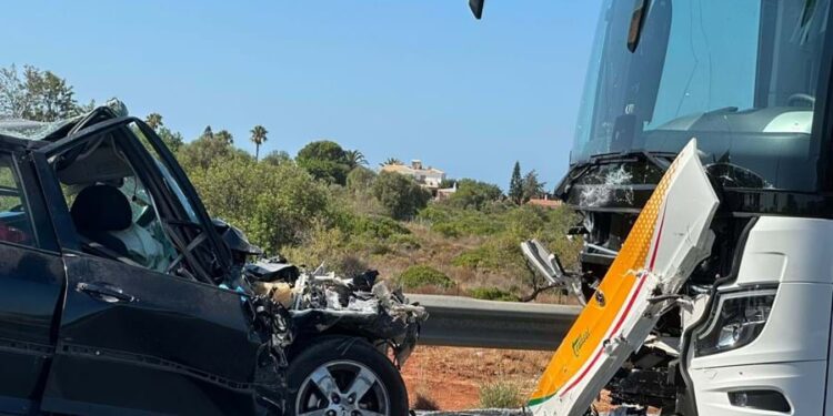 Fatal; Homem morre em batida entre carro e autocarro na EN 125  Almancil Loulé (Faro)