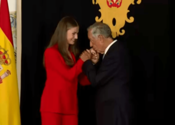 Princesa da Espanha é recebida com honras militares em Lisboa