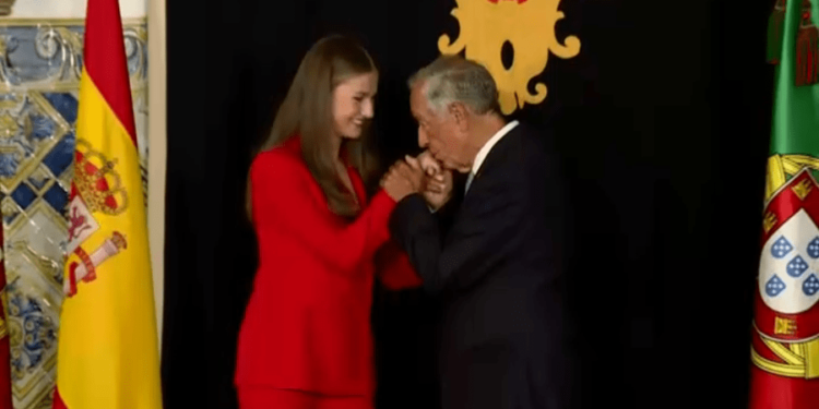 Princesa da Espanha é recebida com honras militares em Lisboa