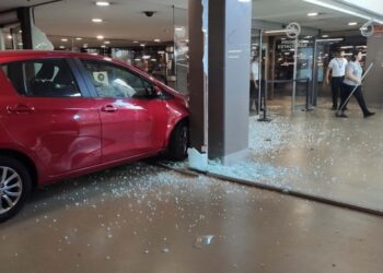 Carro bate em porta de vidro em shopping no  Algarve “queria subir a escada rolante de carro? Indagou jovem brincando com a situação