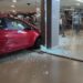 Carro bate em porta de vidro em shopping no  Algarve “queria subir a escada rolante de carro? Indagou jovem brincando com a situação