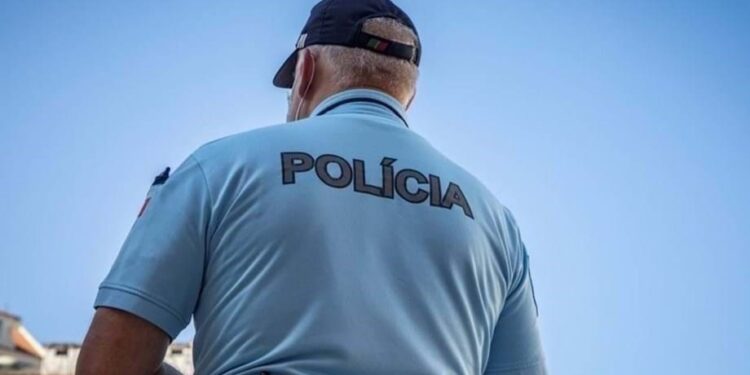 Polícia está a realizar buscas em operação contra tráfico de armas