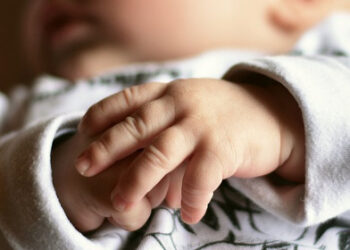 Bebé de três meses espancado pelo pai em Itália. Sofreu lesões no crânio