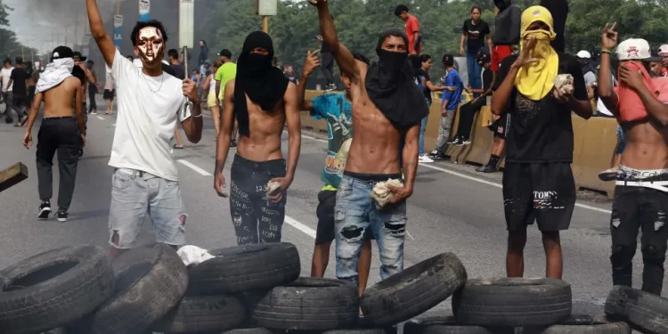 Embaixada de Portugal na Venezuela apela a portugueses para se manterem em casa