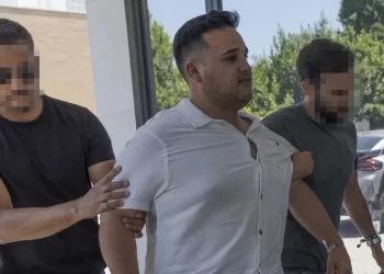 Acusado de abuso sexual de crianças e pornografia infantil. Cantor Miguel Bravo sai em liberdade “Não tenho nada a dizer”