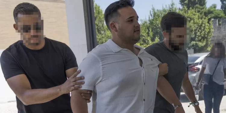 Acusado de abuso sexual de crianças e pornografia infantil. Cantor Miguel Bravo sai em liberdade “Não tenho nada a dizer”