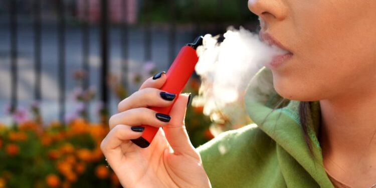 Fumo passivo. ‘Vapes’ são menos prejudiciais do que o cigarro tradicional