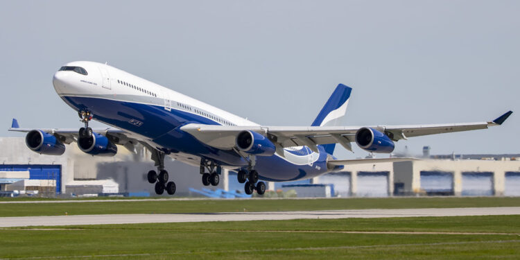 Reino Unido freta avião Airbus a 340 da companhia  aérea portuguesa HiFly para deportar 200 brasileiros de uma só vez