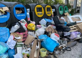 Turistas enchem ruas de Portugal, fazem a roda da economia girar, produzem muito lixo; e quem paga a conta é quem mora em Portugal