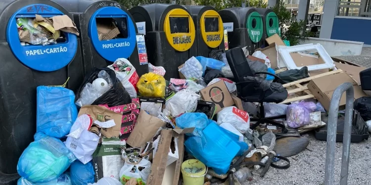 Turistas enchem ruas de Portugal, fazem a roda da economia girar, produzem muito lixo; e quem paga a conta é quem mora em Portugal