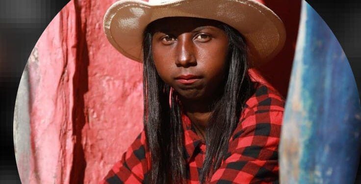 Um fenômeno “Menina da Bota”: Saiba onde mora e como vive a família que mora na roça no interior de Minas Gerais