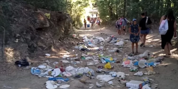 Falta de educação, lixo e carros mal estacionados: GNR aperta cerco a frequentadores da Lagoa da Esturranha em Viana do Castelo