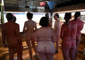 Museu na França recebe visitantes “peladões” para descobrir os paraísos naturistas