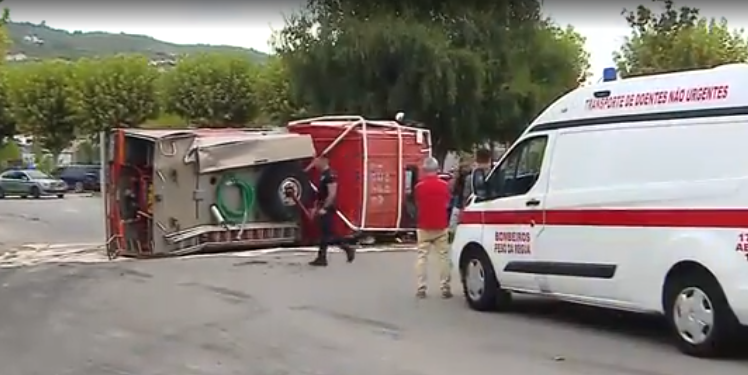 Caminhão dos  bombeiros capota na rotunda de Tondela  em Peso da Régua norte de Portugal