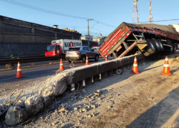 Veja fotos: Motorista dorme ao volante e bate em mureta de concreto em Belo Horizonte