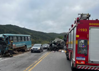 Ônibus e caminhão batem de frente e os dois motoristas morrem na BR-116