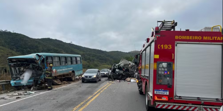 Ônibus e caminhão batem de frente e os dois motoristas morrem na BR-116