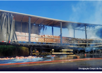 Carreta com carga de leite condensado pega fogo em Minas