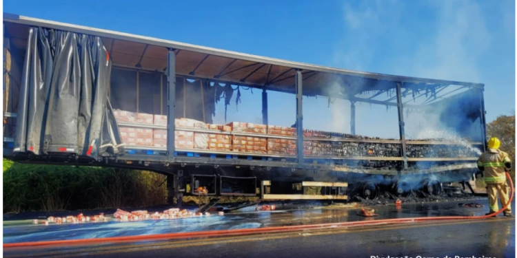 Carreta com carga de leite condensado pega fogo em Minas