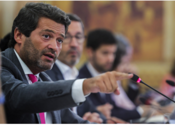 André Ventura acusa Miguel Albuquerque de negligência no incêndio da Ilha da  Madeira