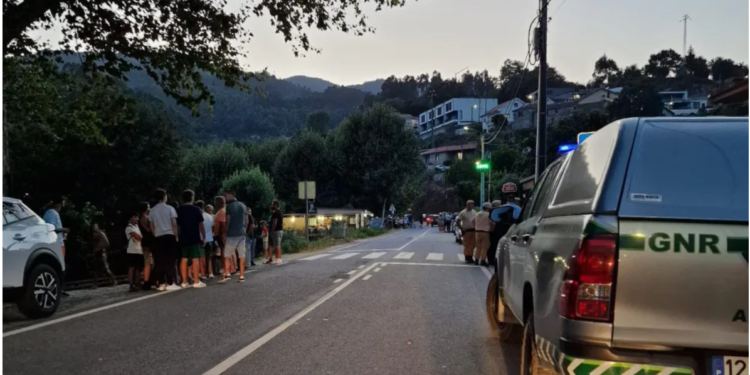 GNR  pede reforço para conter pancadaria entre turistas em Terras de Bouro. Jovem foi parar no hospital