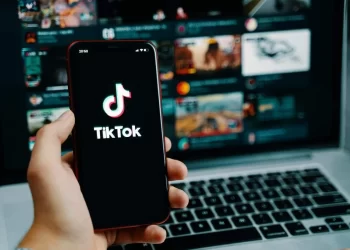 Mãe processa TikTok por morte de filha de 10 anos após desafio na plataforma