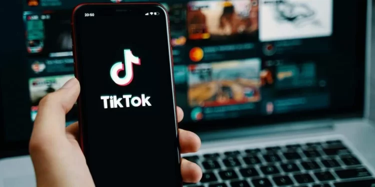 Mãe processa TikTok por morte de filha de 10 anos após desafio na plataforma