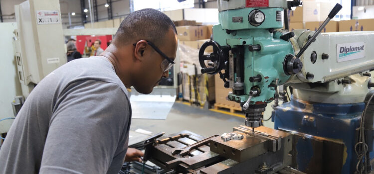 Minas Gerais ultrapassa a marca histórica de 900 mil empregos; meta é chagar em 1 milhão