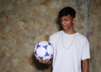 Jogador de futebol de Esmeraldas é destaque entre colegas de time em Portugal