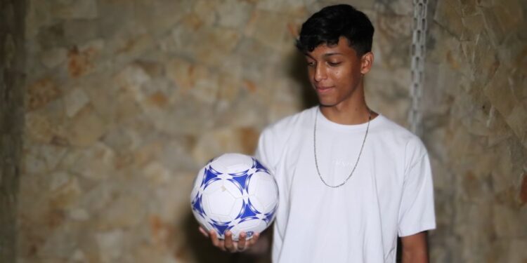 Jogador de futebol de Esmeraldas é destaque entre colegas de time em Portugal