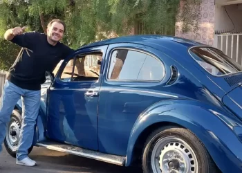 Família de BH que ganhou fusca no Baú da Felicidade, de Silvio Santos, mantém relíquia há 43 anos