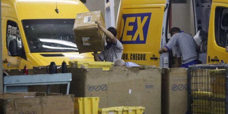 Mulher é presa pela Policia Civil ao receber pacote  com dinheiro falso