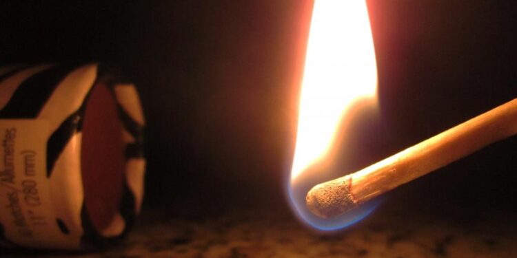 Portugal: Mulher de 26 anos agride mãe com faca, não contente, joga álcool e ateia fogo