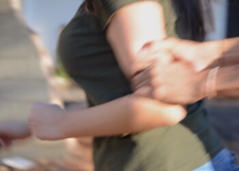 Turista irlandesa violada por dois homens na rua em Albufeira