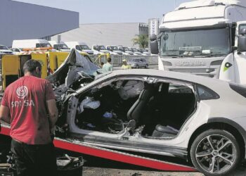 Dentista morre em colisão entre Porsche e camião em Leiria
