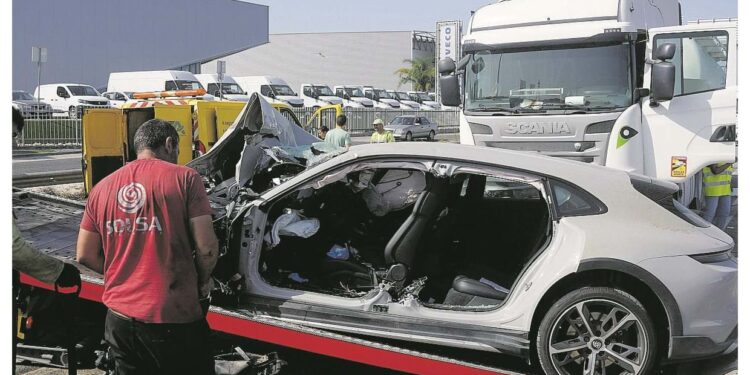 Dentista morre em colisão entre Porsche e camião em Leiria