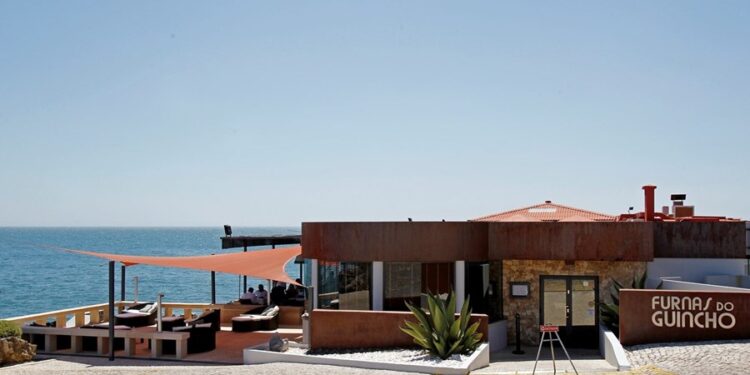 Empresário angolano fica sem relógio de 160 mil euros após assalto com arma branca em Cascais