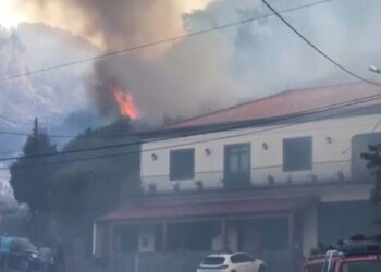 Ilha da Madeira sendo consumida pelo fogo que já dura quatro dias
