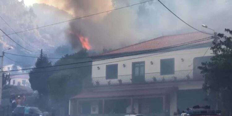 Ilha da Madeira sendo consumida pelo fogo que já dura quatro dias